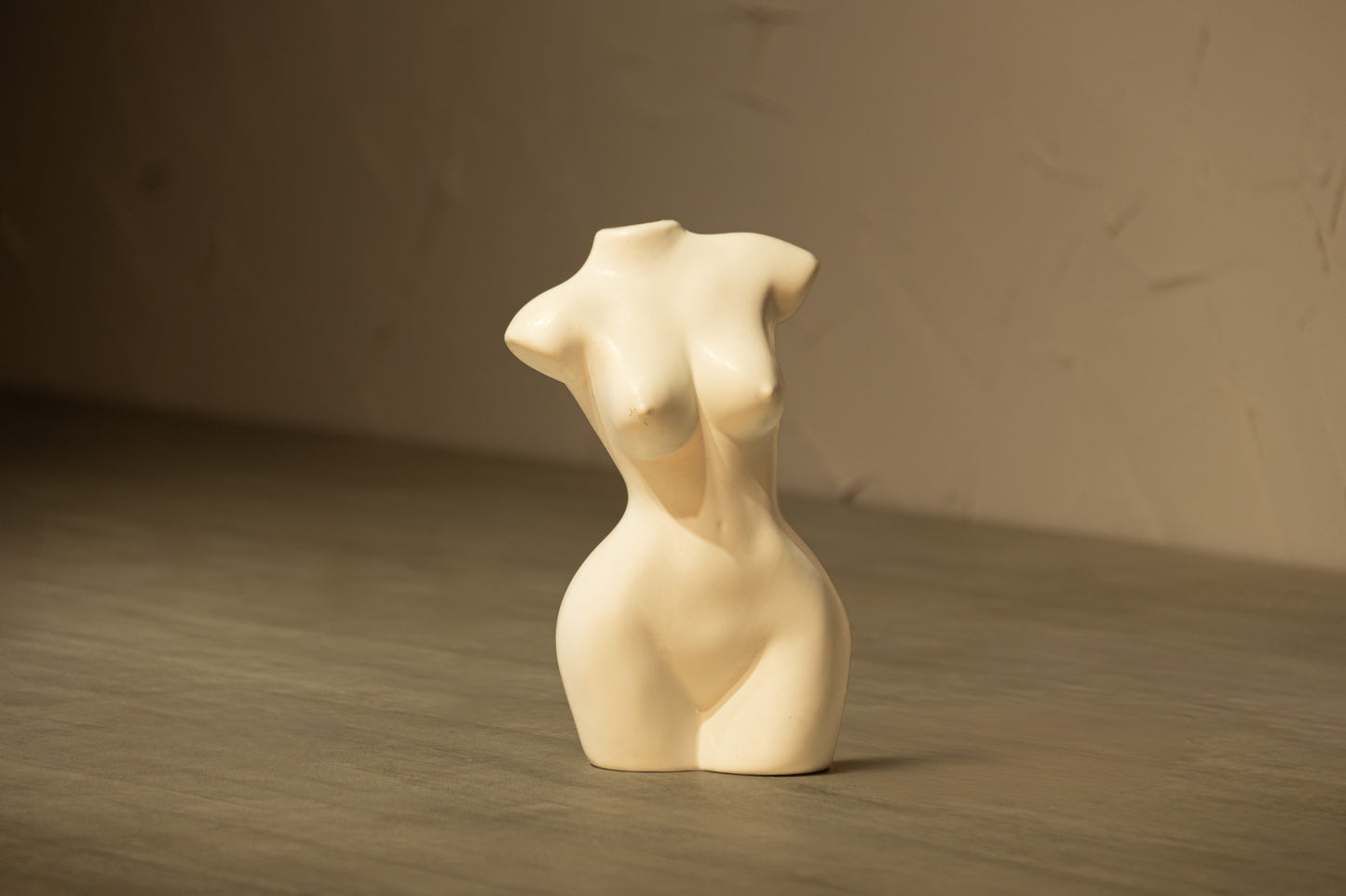 Escultura torso mujer blanco